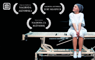 aktorka Małgorzata Kałędkiewicz w szpitalnej sukni siedząca na łózku