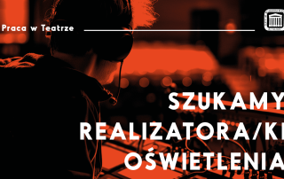 Mężczyzny w słuchawkach patrzący na panel sterujący. Na górze napis "Praca w Teatrze", natomiast na pierwszym planie: "Szukamy realizatora/ki oświetlenia".